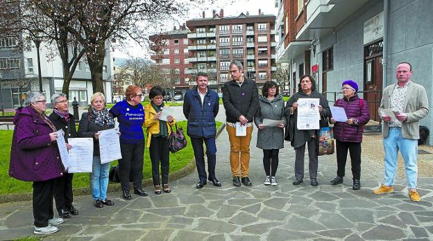 Representantes municipales y de las asociaciones presentaron el programa en la calle 8 de marzo, en Dunboa./F. DE LA HERA