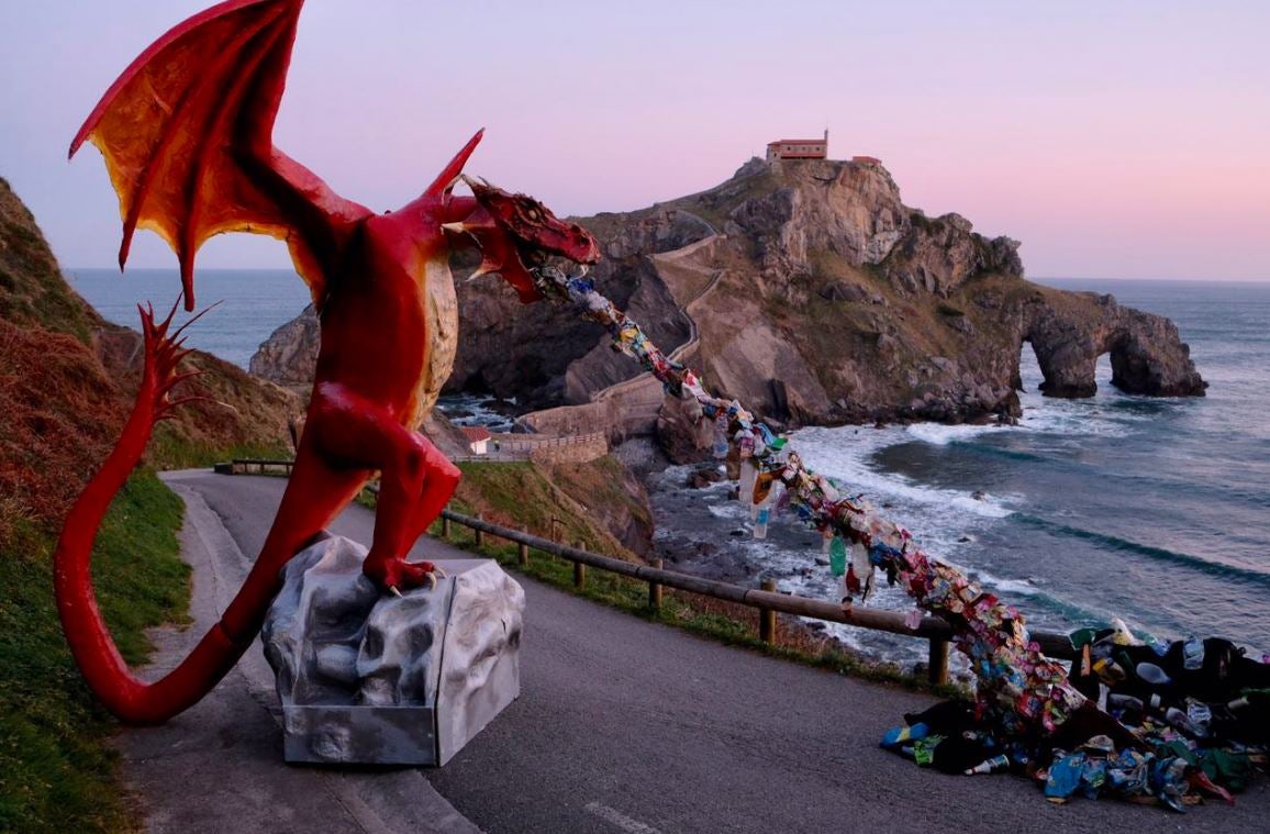 Los dragones de 'Juego de Tronos' vuelven a Gaztelugatxe para luchar contra el «maldito plástico»