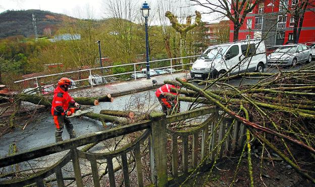 Rachas de viento superiores a 100 kilómetros por hora provocan múltiples incidencias en Gipuzkoa
