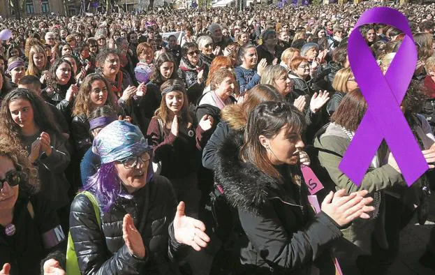 La gran ola feminista impulsa una huelga que llega a toda Gipuzkoa
