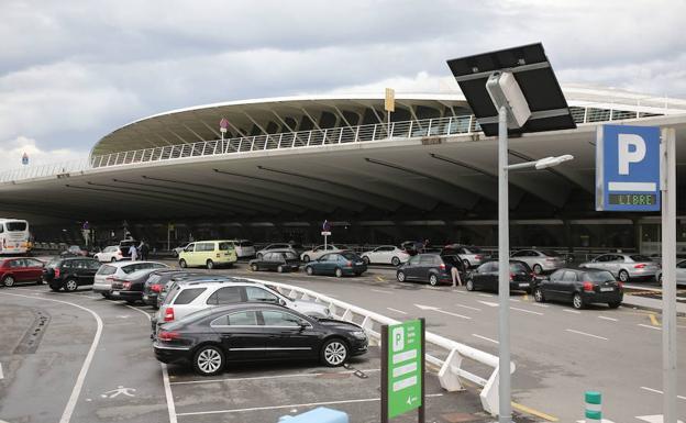 Agreden, atropellan y arrastran agarrado al capó 50 metros a un vigilante en el aeropuerto de Loiu