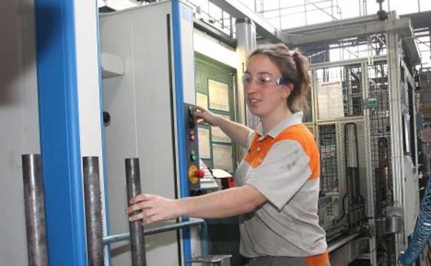 Solo el 6,6% de las mujeres que logran un trabajo en Euskadi lo hace en la industria