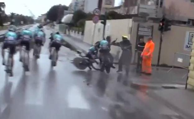 Brutal accidente al cruzarse un peatón en la Tirreno-Adriático