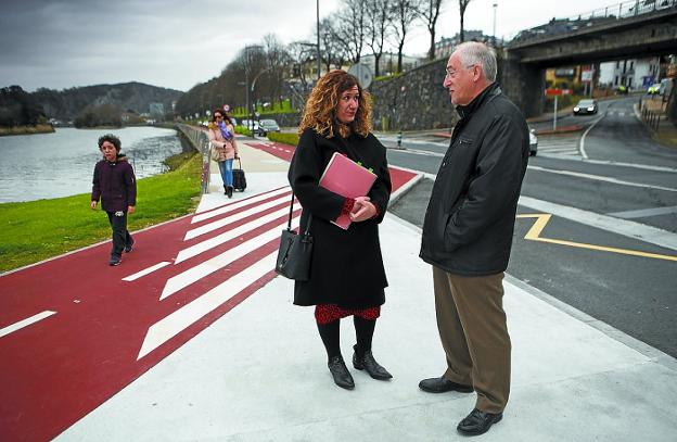 Cristina Laborda y Pedro Lapazaran, ayer en el paseo de Azken Portu a Behobia. / F. DE LA HERA