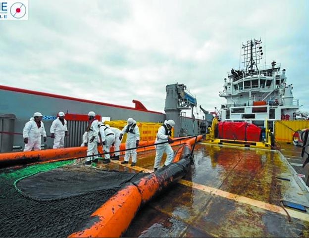 La detección de una tercera mancha confirma que sigue saliendo fuel del mercante hundido