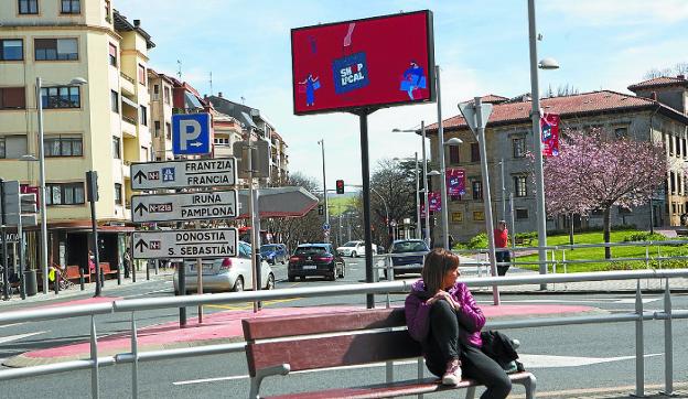 El nuevo panel colocado en la plaza Genaro Etxeandia. /  F. DE LA HERA