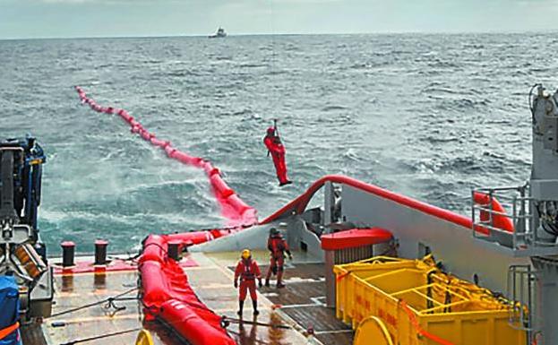 Los equipos franceses creen que la marea negra no llegará esta semana a la costa