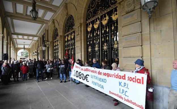 Los pensionistas reclaman que el Gobierno Vasco complemente las prestaciones