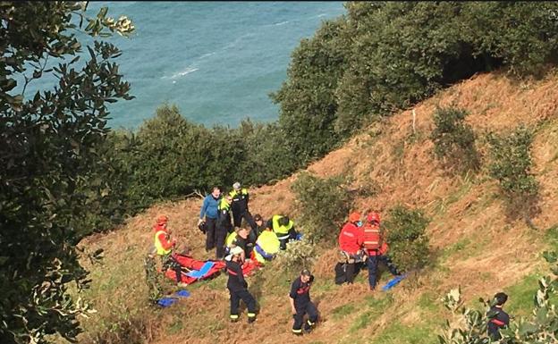 Rescatado en helicóptero un parapentista accidentado en Gorliz