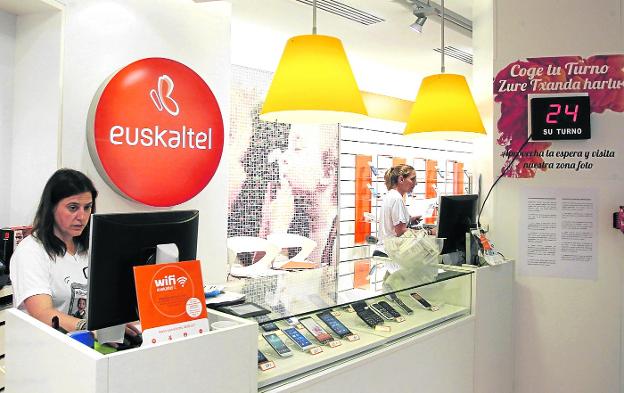 Kutxabank se deshace de más acciones de Euskaltel y facilita el asalto de la británica Zegona