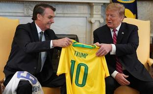 Bolsonaro regala a Trump una camiseta de la selección brasileña de fútbol con su nombre, durante su reunión de este martes en la Casa Blanca./EP