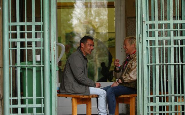 Antonio y Candi, compañeros del Gaueko Aterpea y amigos, conversan mientras toman el desayuno./IÑIGO ARIZMENDI