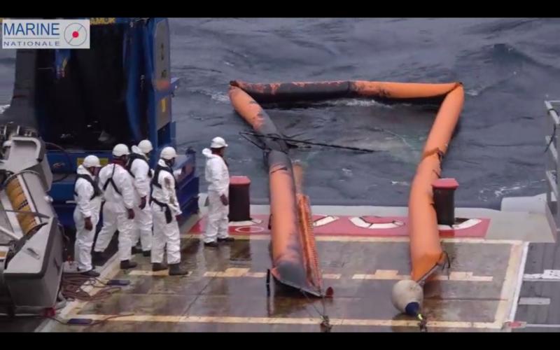 La mejoría en la mar facilita el trabajo de los buques que retiran el fuel del mercante