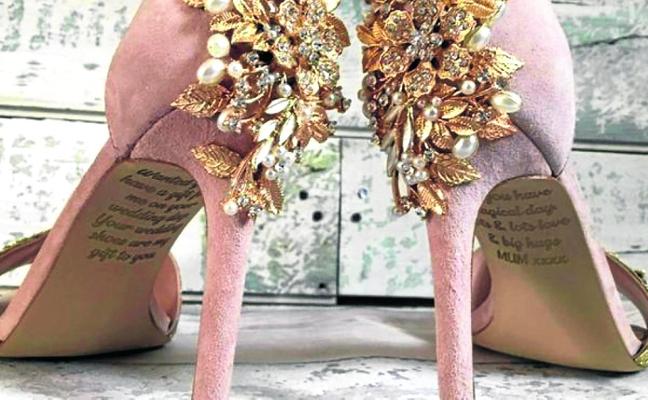 La madre de Emma dejó encargado a la dueña de la tienda de zapatos de novia que hiciera llegar a su hija un par con una dedicatoria en sus suelas. Nadie supo de su plan hasta que la joven los recibió; ni siquiera su prometido./