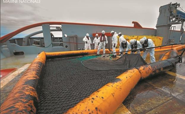 Investigan si el fuel hallado en un alcatraz muerto en Hendaia procede del mercante