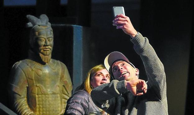 Cola para admirar a los guerreros