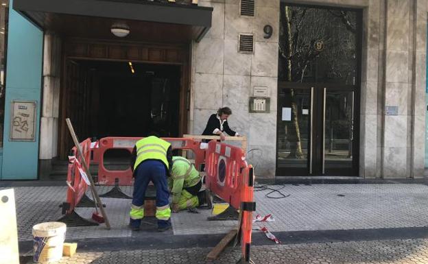 Instalan las primeras cuatro placas que honrarán a las víctimas de ETA en Donostia desde este sábado