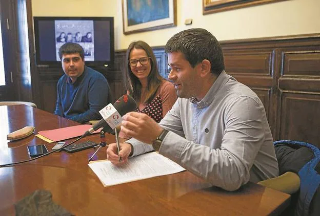 Lander Mesonero, Juncal Eizaguirre y Garikoitz González presentaron los conciertos./F. DE LA HERA