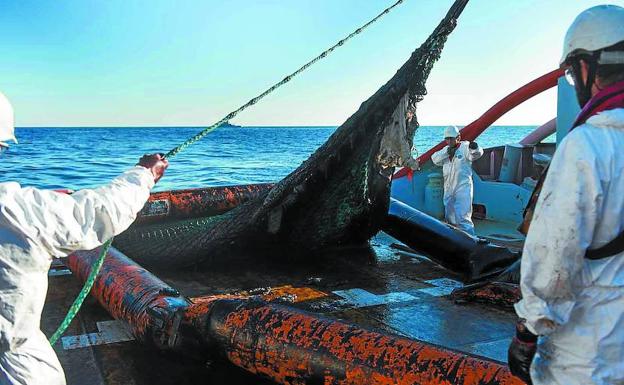 El Cantábrico empieza ya a protegerse contra la marea de fuel