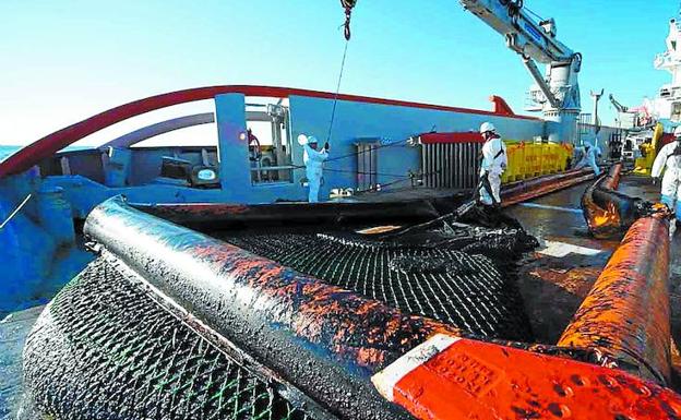 La basura tóxica del 'Grande America' amenaza las aguas del Golfo de Bizkaia