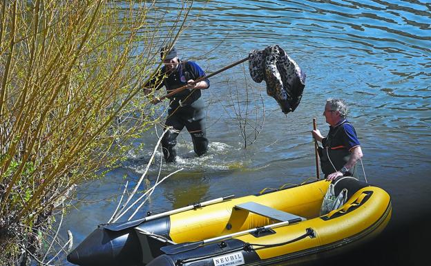 Unos 300 escolares de Tolosa y ciudadanos voluntarios retiran 950 kilos de residuos del río Oria