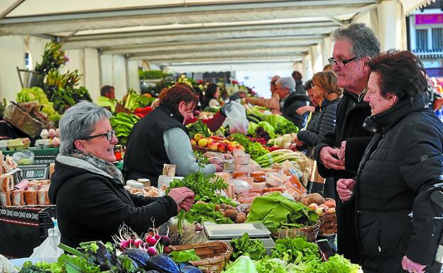 La nueva ubicación de las caseras de la Bretxa convence a las vendedoras