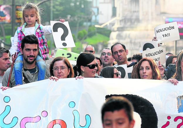 Las familias exigen a Educación y patronal que acudan a la reunión con los sindicatos en el CRL