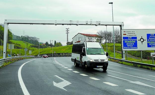 El renovado sistema de peaje de la N-I toma forma con la colocación de un arco a la salida de Andoain