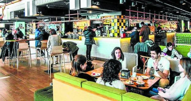 El mercado de abastos ultima para verano su nueva oferta de gastrobares y restaurantes