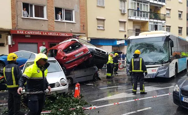 Un autobús fuera de control arrolla nueve coches en Málaga al sufrir el chófer un infarto