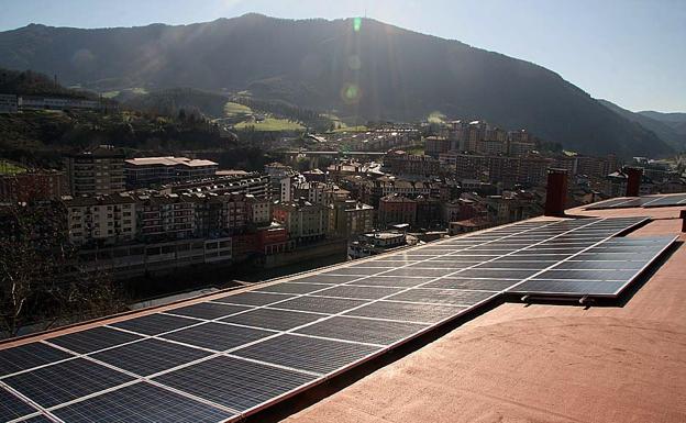 Suspenso a las instalaciones solares de los edificios de Euskadi