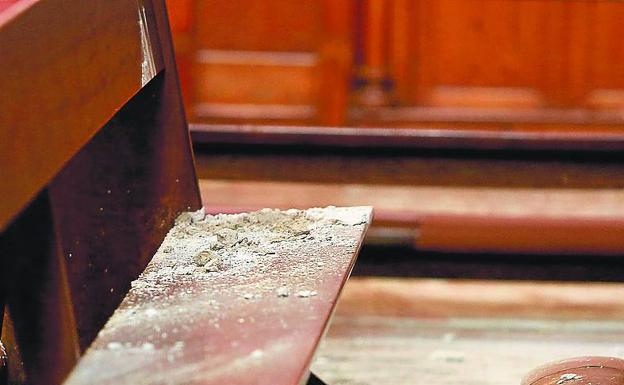 Caen cascotes del techo de la catedral durante la misa