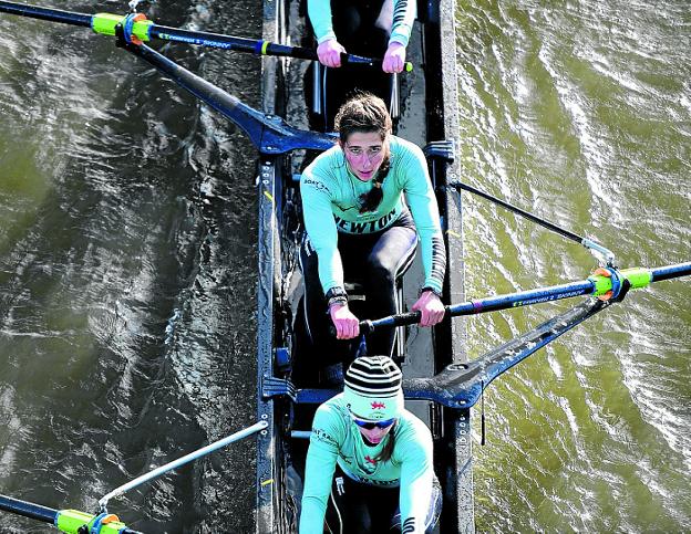 Adriana hace historia en aguas del Támesis