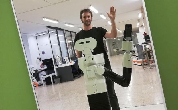 Tiago, un robot capaz de reconocerse en el espejo