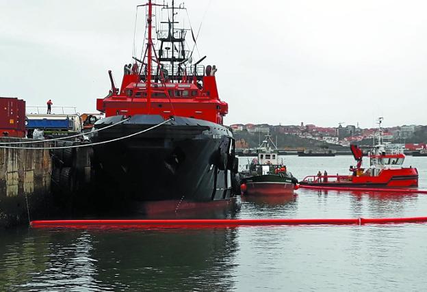 Descargan en el puerto de Bilbao 333 toneladas de fuel del 'Grande America'