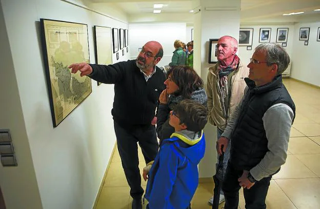 Imágenes. José Antonio Villafranca guía a un grupo de visitantes por la exposición fotográfica./F. DE LA HERA