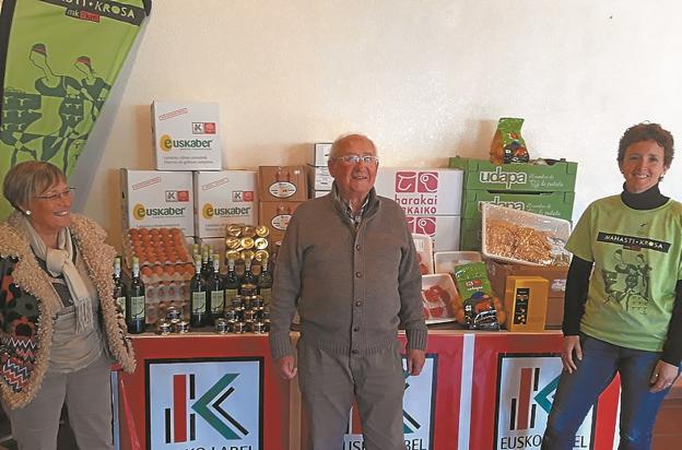 Los 870 euros del Mahasti Krosa, para adquirir alimentos con Eusko Label para Cáritas