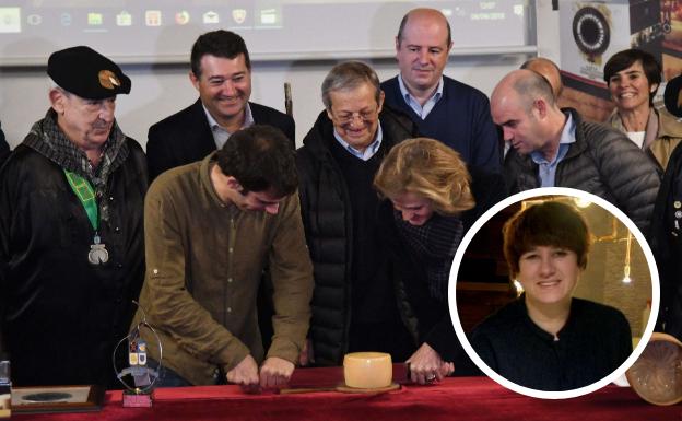 El corte del nuevo queso Idiazabal vuelve a manos femeninas seis años después