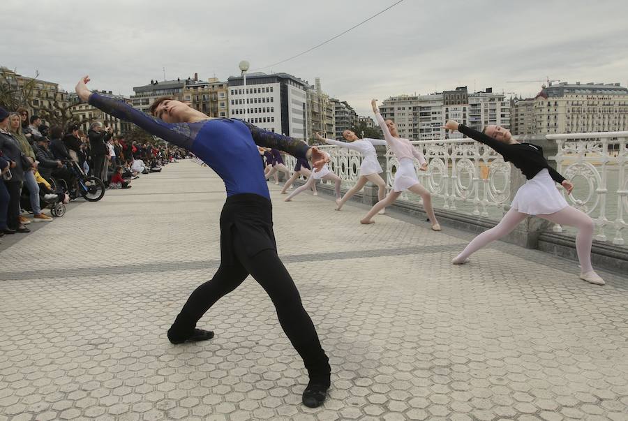 El espectáculo de la danza en la barandilla de La Concha