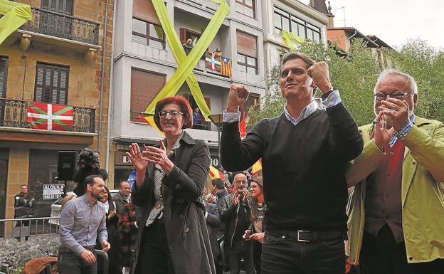 La épica busca su espacio entre banderas