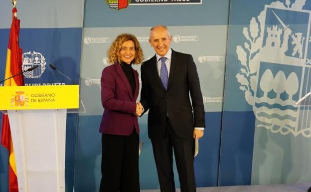 Los gobiernos central y vasco cierran la transferencia de la autopista AP-68