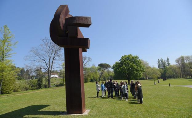 El público opta por las visitas guiadas a Chillida Leku