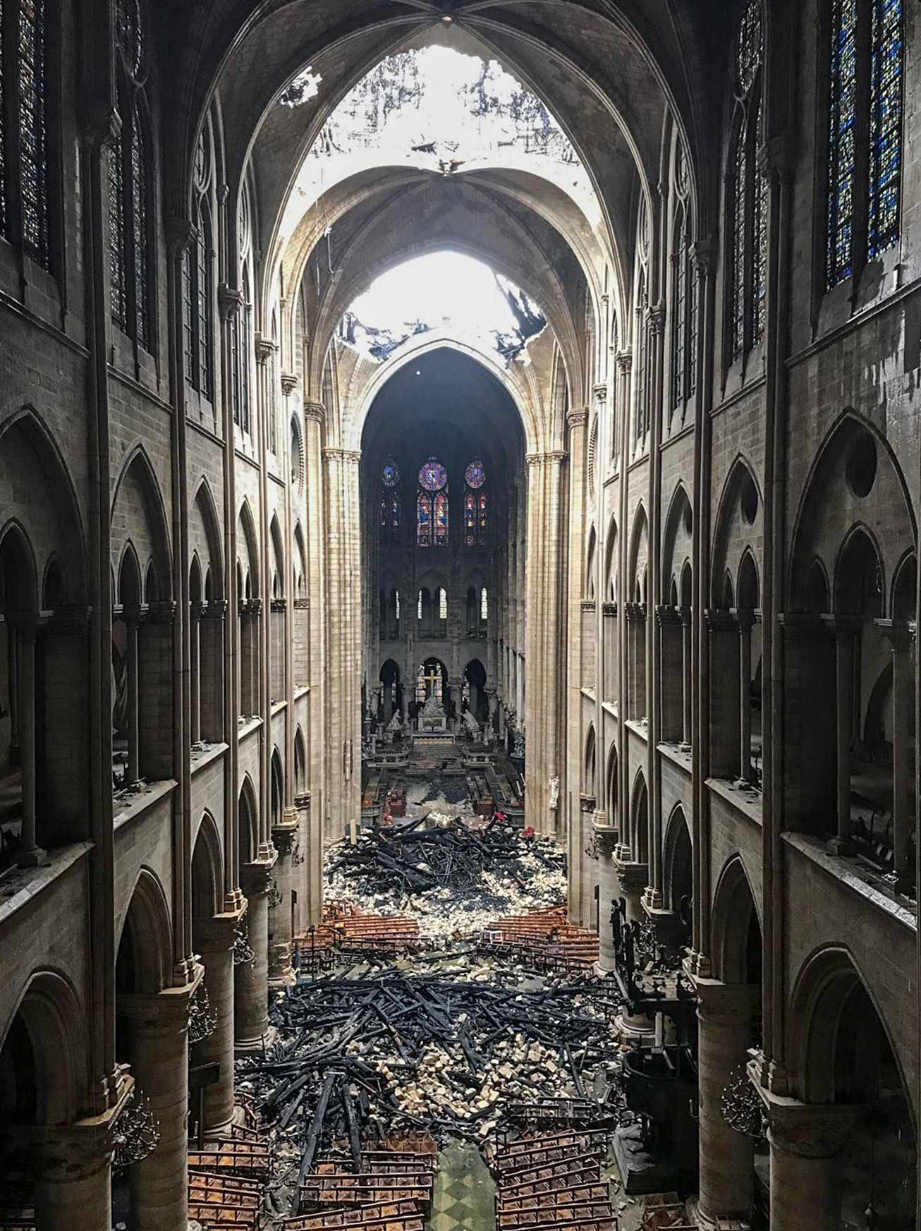 Así ha quedado el interior de la catedral de Notre Dame