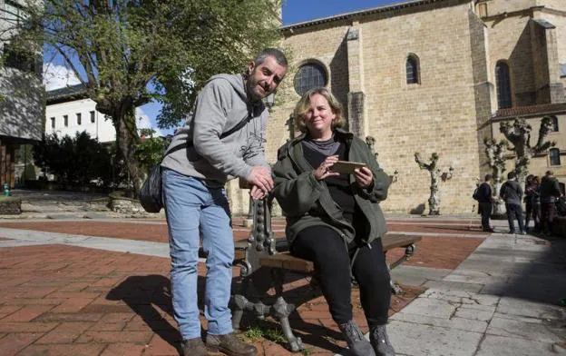 Josué Susperregi y Elena Torregarai presentaron ayer la aplicación. / F. DE LA HERA