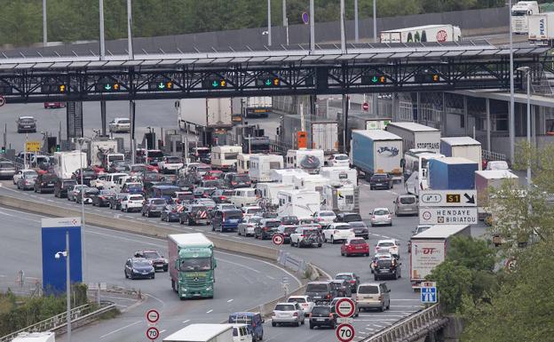 Colas de hasta 8 kilómetros en Biriatou en el primer día de la operación salida de Semana Santa
