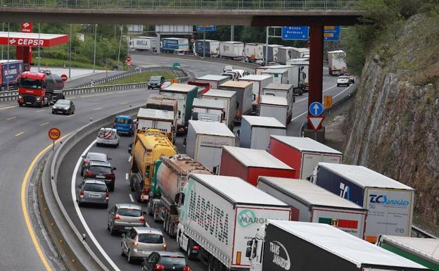 Tarde complicada en Biriatou por el fin de la Semana Santa