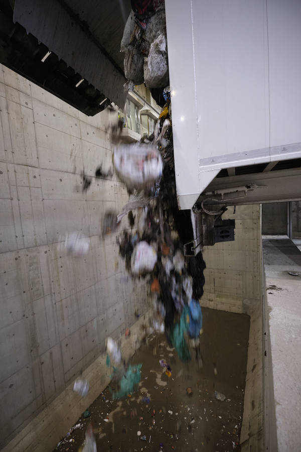 Los pimeros camiones con basura llegan al complejo medioambiental de Zubieta