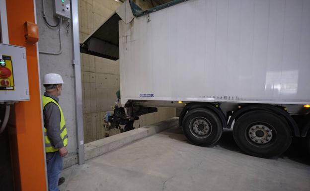 El complejo medioambiental de Zubieta comienza a funcionar con la llegada de los primeros camiones de basura