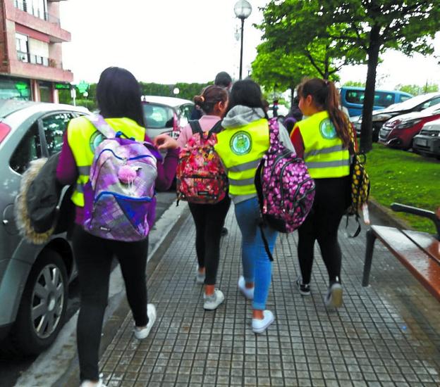 Alumnas con el chaleco distintivo, de camino al colegio Dunboa./