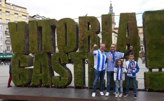 La afición txuri-urdin toma las calles de Vitoria